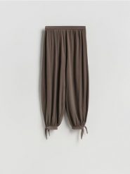 Spodnie balloon - beżowy. Brązowe spodnie materiałowe damskie Reserved, bez wzorów, z dzianiny. Za 109.99 zł.