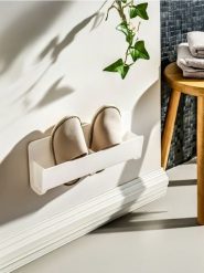 Ścienny uchwyt na kapcie - biały. Białe kapcie damskie Sinsay. Za 15.99 zł.