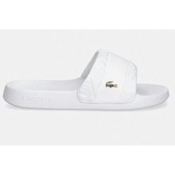 KLAPKI LACOSTE SERVE SLIDE HYB 126 1 CFA 751CFA003121G R-42. Białe klapki damskie Lacoste, bez wzorów, z dresówki, bez obcasa. Za 215.60 zł.