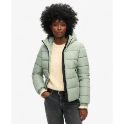 Damska kurtka z kapturem Superdry Spirit Sports. Zielone kurtki damskie Superdry., bez wzorów, z puchu, z kapturem. W wyprzedaży za 370.00 zł.
