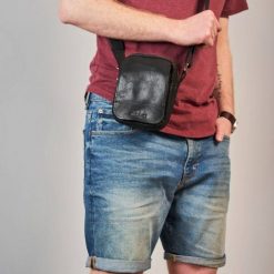 Saszetka Nerka na Ramię Brødrene BL04 Czarny. Czarne saszetki męskie ze skóry. Za 114.99 zł.