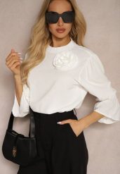 Biała Bluzka z Dodatkiem Bawełny Ozdobiona Kwiatem 3D Merisara. Białe bluzki damskie Renee, m, bez wzorów, z bawełny, eleganckie, bez kołnierzyka, bez ramiączek. Za 79.99 zł.