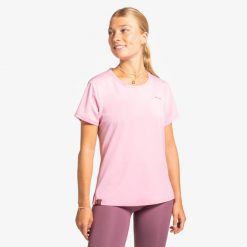 Koszulka do biegania damska Kiprun "Bougeons en Rose". Czerwone bluzki sportowe damskie KIPRUN, m, z bawełny, bez kołnierzyka, bez ramiączek. Za 49.99 zł.