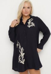 Granatowa Koszulowa Sukienka z Wiskozy Zdobiona Kwiatowym Haftem Nalilsa. Niebieskie sukienki damskie Born2be, na co dzień, plus size, z aplikacjami, z wiskozy, eleganckie, bez kołnierzyka, plus size, bez ramiączek, mini, koszulowe. W wyprzedaży za 95.99 zł.