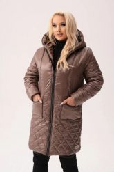 Beżowa pikowana kurtka Rio - styl i ciepło na każdą pogodę PLUS SIZE XXL OVERSIZE. Brązowe kurtki damskie Moda Size Plus Iwanek, plus size, bez wzorów, z poliesteru, bez kaptura. W wyprzedaży za 299.90 zł.