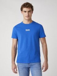 MĘSKI T-SHIRT WRANGLER SS SEAS LOGO TEE WRANGLER BLUE W7AKGFX05 112131347. Niebieskie t-shirty męskie Wrangler, m, bez wzorów, bez kołnierzyka. Za 69.99 zł.