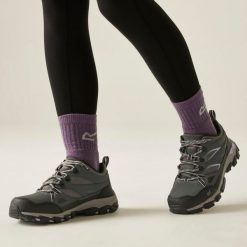 Damskie wodoodporne buty do chodzenia Holcombe III. Szare buty sportowe na co dzień damskie Regatta, bez wzorów, trekkingowe. W wyprzedaży za 199.99 zł.