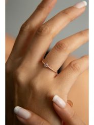 Lodie Silver Srebrny pierścionek z cyrkoniami rozmiar: onesize. Szare pierścionki damskie Lodie Silver, z cyrkonią, srebrne. Za 39.99 zł.