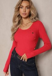 Czerwony Sweter z Wiskozą Ozdobiony Metalicznymi Aplikacjami Malittia. Czerwone swetry klasyczne damskie Renee, na zimę, m, z wiskozy, bez kołnierzyka. Za 84.99 zł.