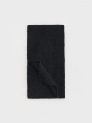 Szal z domieszką wełny i alpaki - czarny. Czarne szaliki i kominy damskie Reserved, bez wzorów, z wełny. W wyprzedaży za 49.99 zł.