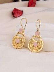 Pierres delicates Pozłacane kolczyki z kwarcem różowym rozmiar: onesize. Czerwone kolczyki damskie Pierres delicates, z kwarcem, pozłacane, z zapięciem typu bigiel. Za 87.40 zł.