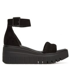 Sandały Tamaris. Czarne sandały damskie Tamaris, bez wzorów, bez obcasa, na koturnie. Za 299.99 zł.