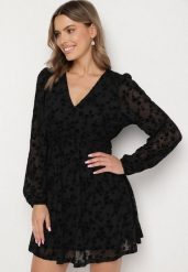 Czarna Siateczkowa Sukienka Vices z Kwiatowym Wzorem z Weluru Erhelia. Czarne sukienki damskie Born2be, na co dzień, l, bez wzorów, z jeansu, eleganckie, bez kołnierzyka, bez ramiączek, proste. Za 129.99 zł.