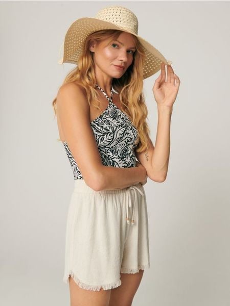 Szorty z lnem - kremowy. Białe szorty damskie Sinsay, bez wzorów, ze skóry. Za 39.99 zł.