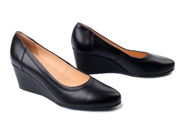 BIOECO BY ARKA 5899 2913+2763 czarny, czółenka damskie. Czarne czółenka damskie Bioeco by Arka, bez wzorów, ze skóry, bez obcasa, na koturnie. Za 389.90 zł.