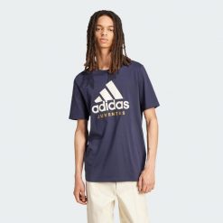 Koszulka Juventus Seasonal Graphic. Niebieskie t-shirty sportowe męskie Adidas, l, z dzianiny, bez ramiączek, do piłki nożnej. Za 169.00 zł.