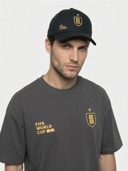 Czapka z haftem FIFA World Cup - czarny. Czarne czapki męskie Sinsay, bez wzorów. Za 25.99 zł.