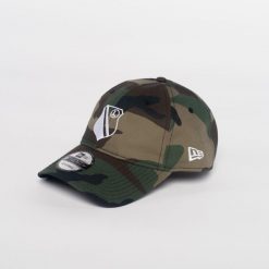 Czapka z daszkiem New Era Legia Warszawa. Czapki męskie New Era, bez wzorów, z materiału, sportowe. W wyprzedaży za 119.99 zł.