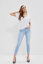 Jeansy medium waist z postrzępionymi nogawkami błękitne. Niebieskie jeansy damskie MOODO. W wyprzedaży za 41.99 zł.