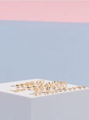 Kolczyki 17 pack - złoty. Żółte kolczyki damskie Sinsay, złote. Za 15.99 zł.