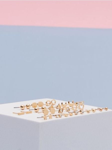 Kolczyki 17 pack - złoty. Żółte kolczyki damskie Sinsay, złote. Za 15.99 zł.