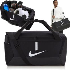 Torba sportowa Nike Academy Team treningowa na ramię ze wzmacnianym dnem 41L. Czarne torby męskie na ramię Nike, bez wzorów, na ramię. Za 112.00 zł.