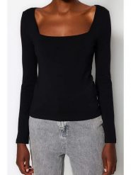 Trendyol Koszulka w kolorze czarnym rozmiar: S. Czarne bluzki damskie Trendyol, s, bez wzorów, bez kołnierzyka, bez ramiączek. Za 56.79 zł.