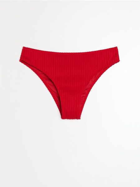 Strukturalny dół od bikini - czerwony. Czerwone bikini damskie Sinsay, bez wzorów. Za 25.99 zł.