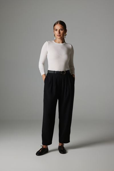 SPODNIE MARISA CZARNE M - Flawless. Czarne spodnie materiałowe damskie Flawless, bez wzorów, z materiału, eleganckie, z podwyższonym stanem. Za 589.00 zł.