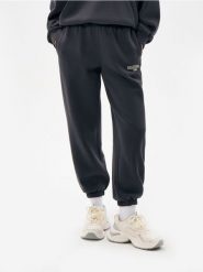 Polarowe spodnie jogger - szary. Szare spodnie materiałowe damskie Sinsay, bez wzorów, z polaru. Za 39.99 zł.