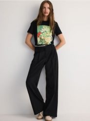 T-shirt z nadrukiem - czarny. Czarne t-shirty damskie Reserved, l, bez wzorów, z bawełny, bez kołnierzyka. W wyprzedaży za 39.99 zł.