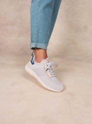 Buty sportowe damskie TBS Jellina. Czerwone buty sportowe na co dzień damskie Tbs, bez wzorów, trekkingowe. Za 423.00 zł.