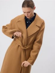 Płaszcz z wełną Manteco - beżowy. Brązowe płaszcze damskie Reserved, l, bez wzorów, z tkaniny. W wyprzedaży za 399.99 zł.