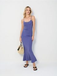 Dopasowana sukienka maxi - niebieski. Niebieskie sukienki damskie Sinsay, l, bez wzorów, bez kołnierzyka, bez ramiączek, maxi, dopasowane. Za 39.99 zł.