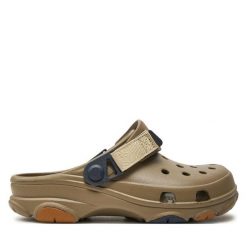 Klapki Crocs. Brązowe klapki damskie Crocs, bez wzorów, bez obcasa. Za 207.99 zł.