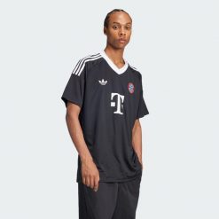 Koszulka bramkarska z trzeciego zestawu FC Bayernu Monachium 24/25. Czarne t-shirty sportowe męskie Adidas, m, bez ramiączek, do piłki nożnej. Za 449.00 zł.