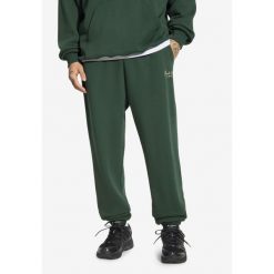 Spodnie dresowe męskie Prosto Football. Zielone spodnie dresowe męskie Prosto., bez wzorów, z dresówki. W wyprzedaży za 193.99 zł.