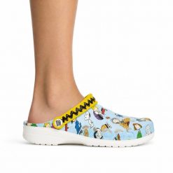 Klapki chodaki sportowe unisex Crocs PEANUTS BAYA CLOG. Niebieskie klapki i japonki męskie Crocs, z materiału. Za 229.00 zł.