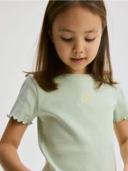 Prążkowany t-shirt z haftem - jasnozielony. Zielone koszulki dziewczęce Reserved, bez wzorów, z bawełny, bez ramiączek. W wyprzedaży za 19.99 zł.