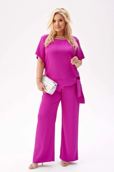 Elegancki komplet Rosa w energetycznym kolorze magenta - bluzka i spodnie na wesele PLUS SIZE XXL WIOSNA. Czerwone spodnie materiałowe damskie Moda Size Plus Iwanek, bez wzorów, z elastanu, biznesowe, z podwyższonym stanem, plus size. Za 489.90 zł.