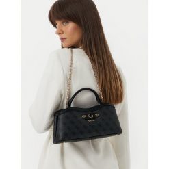 Torebka Guess. Czarne torebki klasyczne damskie Guess, z aplikacjami, bez dodatków. Za 584.99 zł.