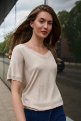 Lekki sweter z krótkimi rękawami beżowy. Brązowe swetry klasyczne damskie MOODO, l, z poliamidu, bez kołnierzyka. Za 89.99 zł.