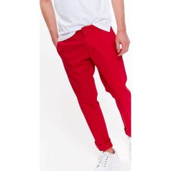SPODNIE MĘSKIE W STYLU CHINO O DOPASOWANYM KROJU. Czerwone spodnie materiałowe męskie TOP SECRET, bez wzorów. W wyprzedaży za 39.99 zł.