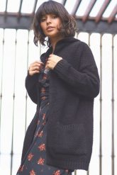 Dłuższy sweter kardigan bez zapięcia z kapturem. Brązowe kardigany damskie Polskie swetry, s, bez wzorów, z jeansu. Za 259.00 zł.
