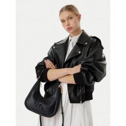 Torebka Calvin Klein. Czarne torebki klasyczne damskie CALVIN KLEIN, bez wzorów, bez dodatków. Za 409.99 zł.