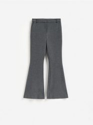 Spodnie flare - ciemnoszary. Szare spodnie materiałowe damskie Reserved, bez wzorów, z tkaniny. Za 149.99 zł.