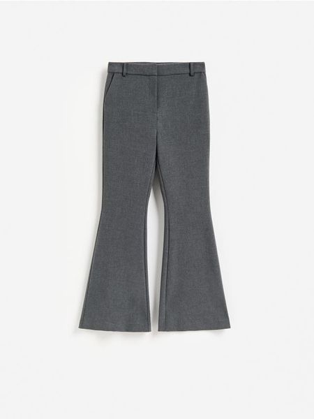 Spodnie flare - ciemnoszary. Szare spodnie materiałowe damskie Reserved, bez wzorów, z tkaniny. Za 149.99 zł.