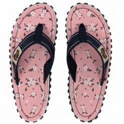 Japonki damskie Gumbies Islander Canvas Flip-Flops. Brązowe klapki damskie Gumbies, bez wzorów, bez obcasa. Za 125.99 zł.