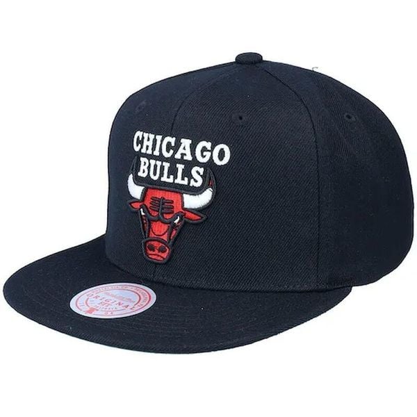 Czapka z daszkiem do koszykówki Mitchell & Ness NBA Chicago Bulls czarna. Czarne czapki męskie Mitchell & Ness, bez wzorów, sportowe. Za 149.00 zł.