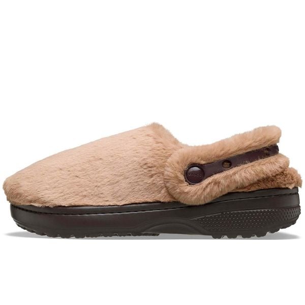 Klasyczne, Niezapomniane Kapcie Crocs Dorośli. Brązowe kapcie damskie Crocs, z futra. Za 231.99 zł.